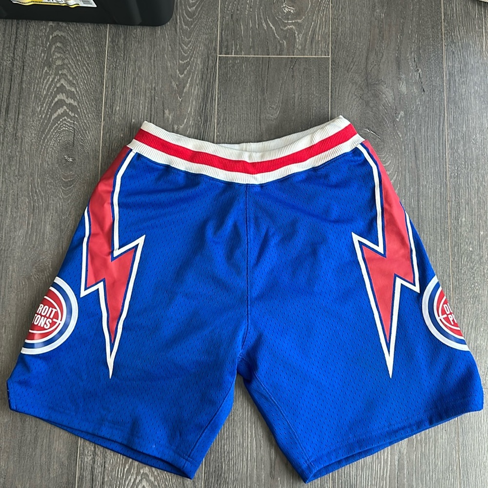 Mitchell n Ness pistons shorts M